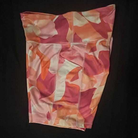 Ideology Large bike/run/yoga Shorts. - Picture 2 of 3